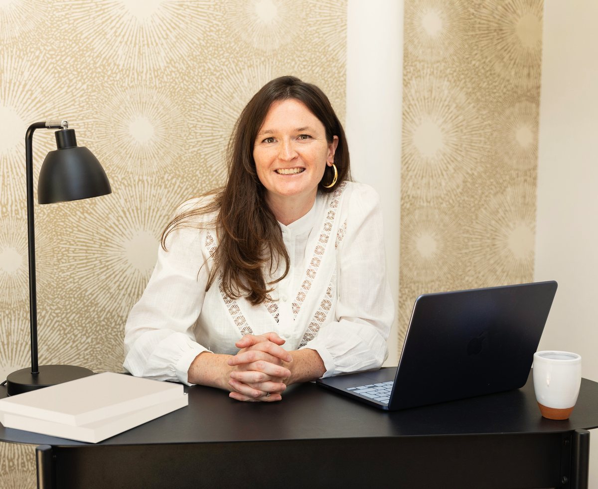 Emmanuelle Quenin, sophrologue à Boulogne-Billancourt, à son bureau